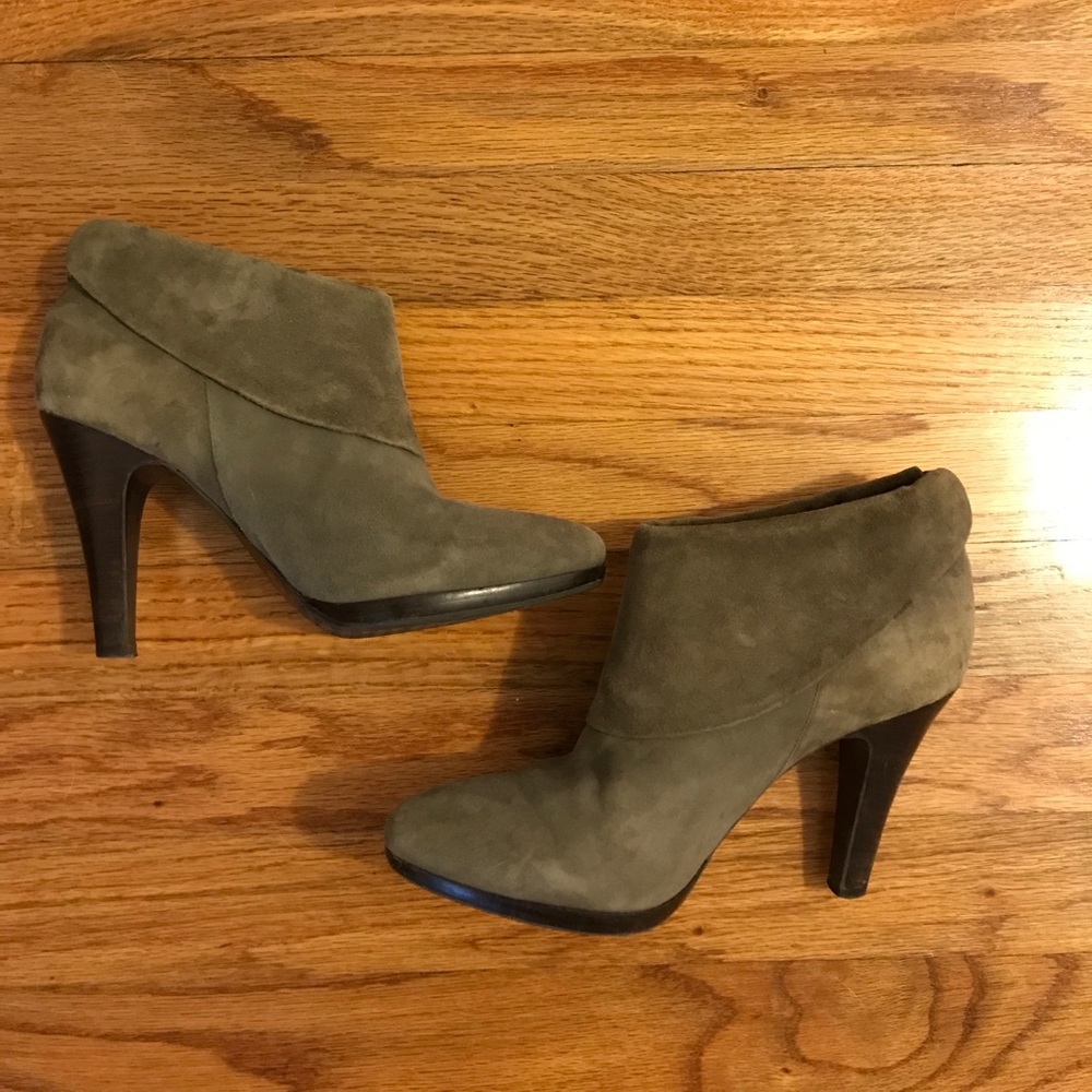 Banana Republic size 7 Gray suede Booties