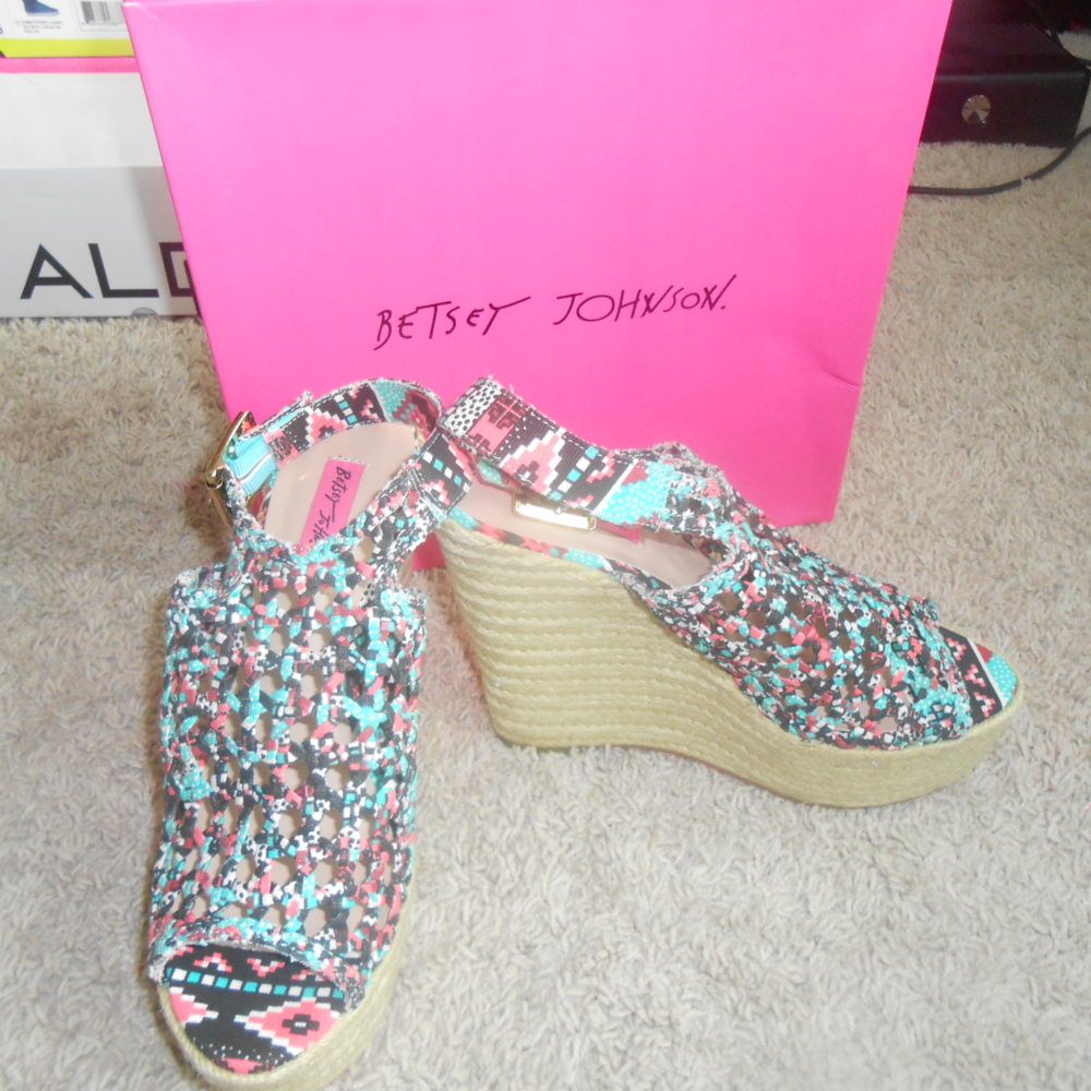 BETSEY JOHNSON GREEN/PINK WEDGE SANDALS 8.5 NEW