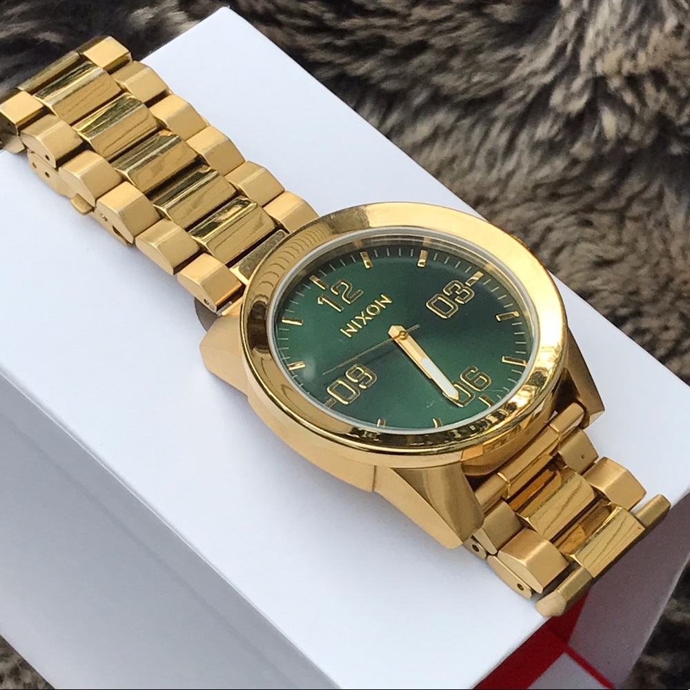 Nixon Corporal SS in Gold with green