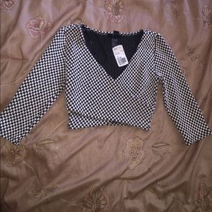 ❗️NWT❗️Black & White Quarter Sleeve Crop Top