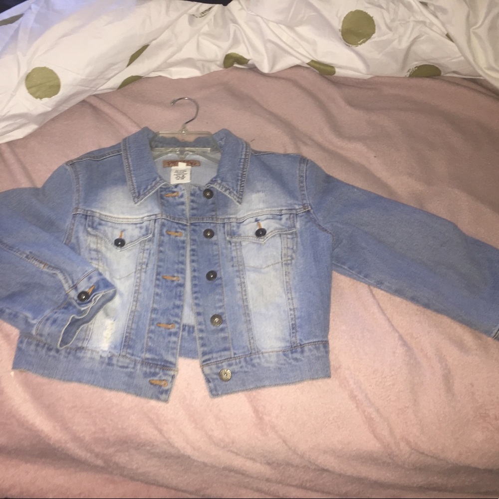 Cropped light  wash denim jacket