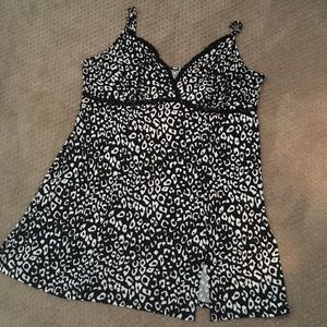 Black n white nightie tag says 2xl fits like 1xl