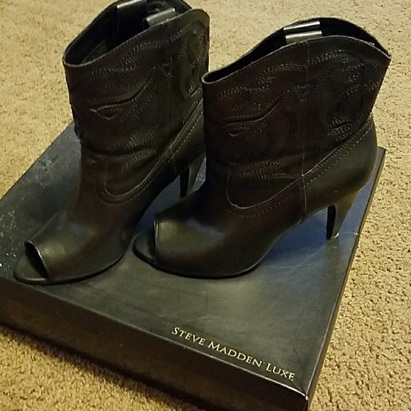 Ankle booties - Picture 1 of 2