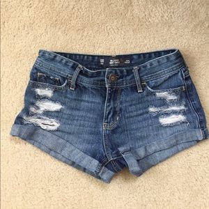 SIZE 00 HOLLISTER DISTRESSED DENIM SHORTS