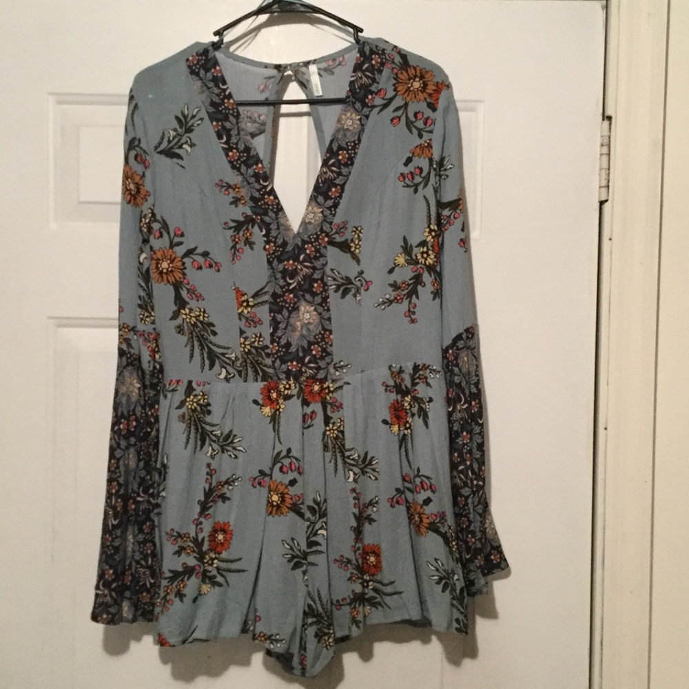 ⚡️Sale⚡️{NEVER WORN} Blue Floral Romper