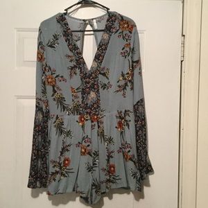 ⚡️Sale⚡️{NEVER WORN} Blue Floral Romper