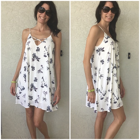 🏖 Was $39 White Floral Dress M - Picture 2 of 4