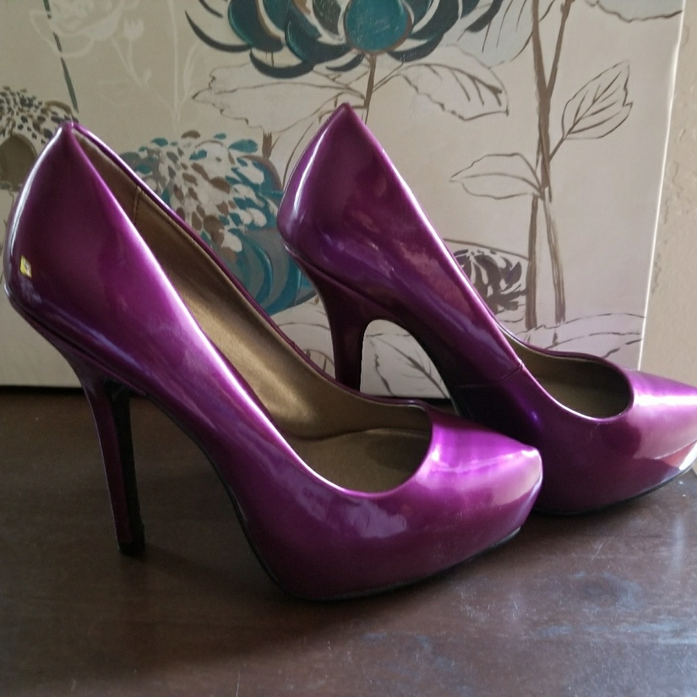 Fergie metallic pump high heels. Never been worn!