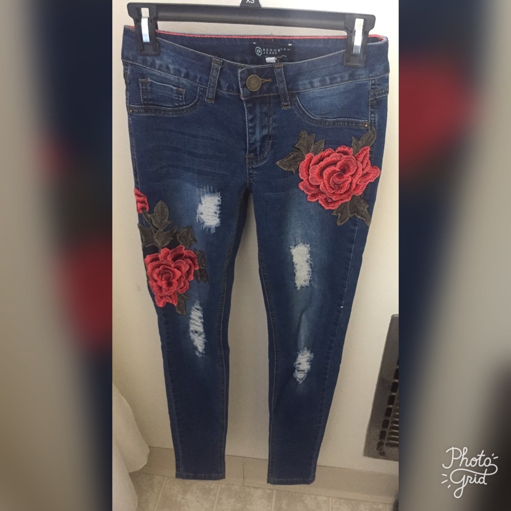 🎉🛍HP 🛍🎉Modcloth Embroidered Rose Jean Size 1
