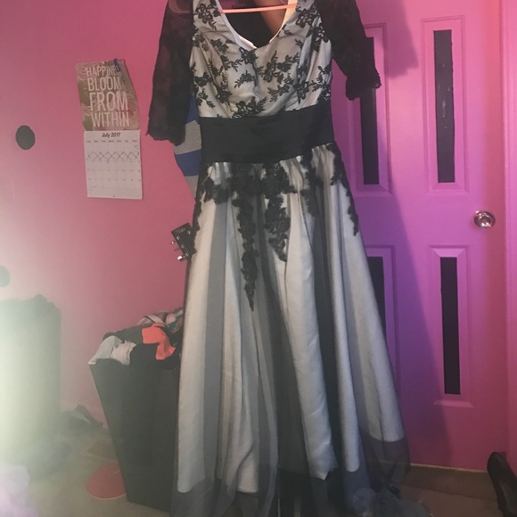 Black and white Dress - Picture 2 of 3