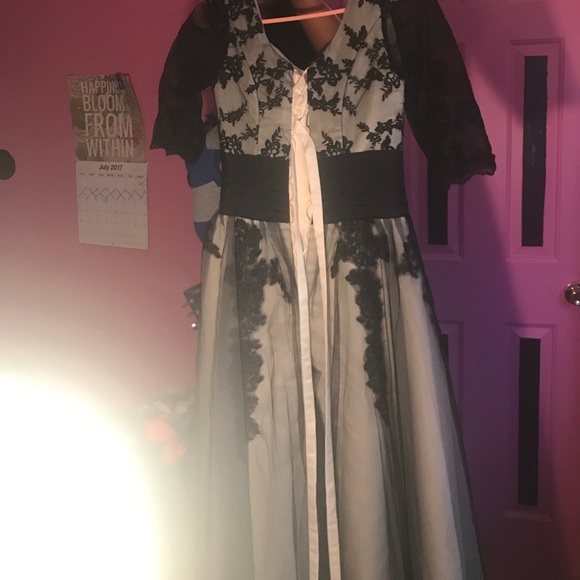 Black and white Dress - Picture 3 of 3