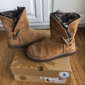 UGG meadow boot size 7 amazing condition