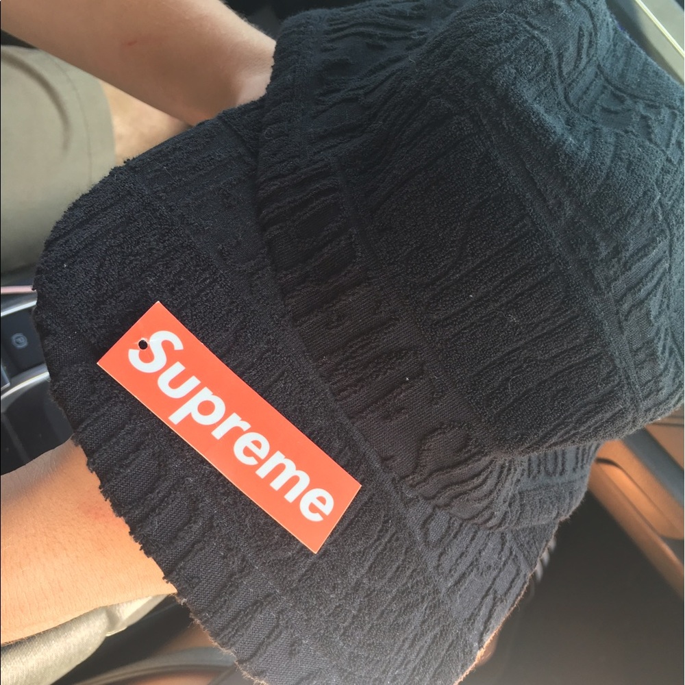 Authentic supreme hat - Picture 3 of 3