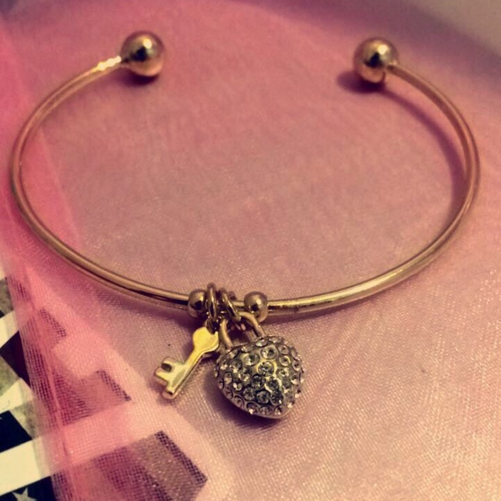 HP💕Cute gold heart with key bracelet 💕