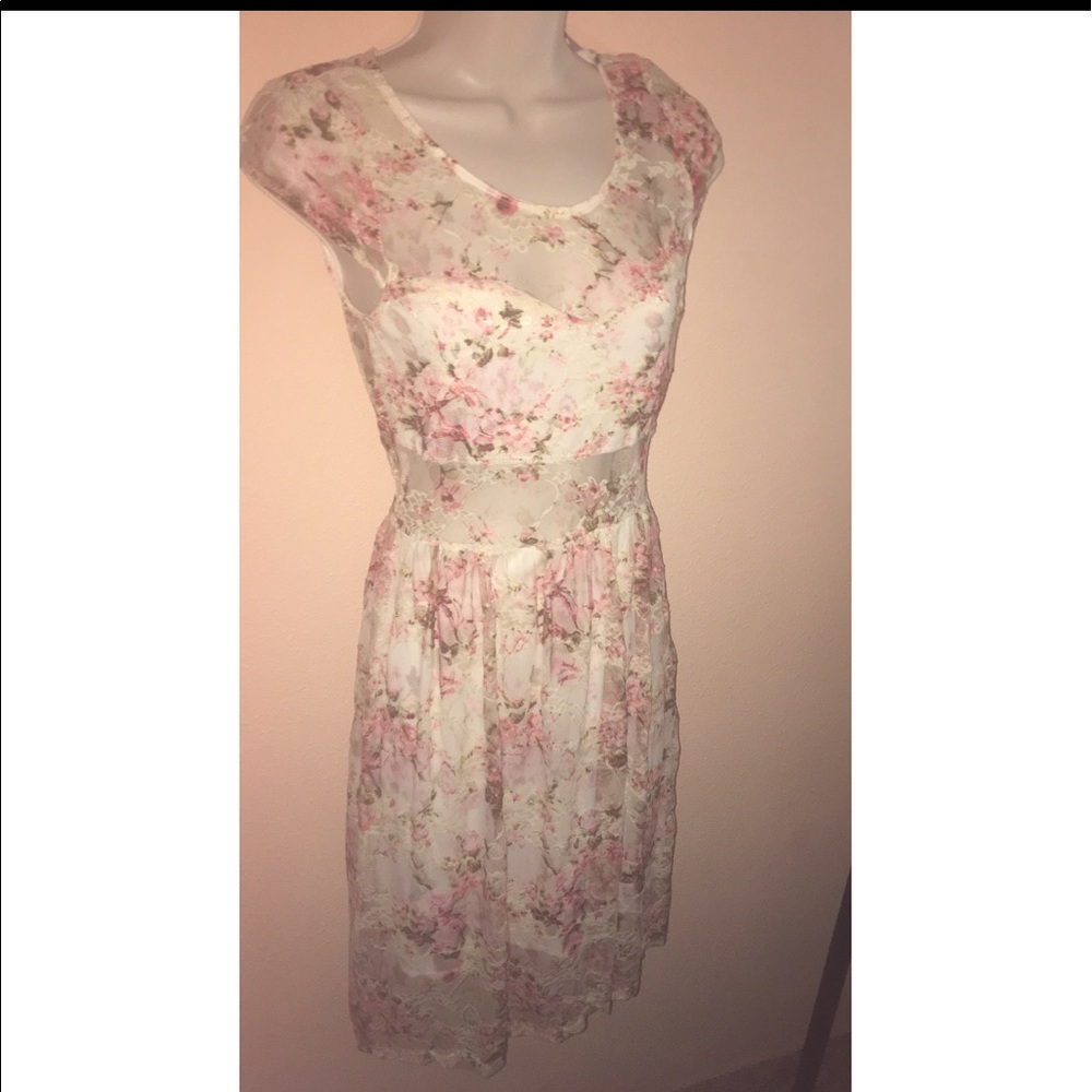 Lace crochet floral dress! 🌹