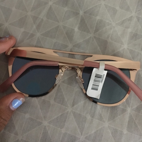 Sunglasses - Picture 3 of 4