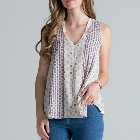 Elisa Printed V-neck Top M - Picture 3 of 4