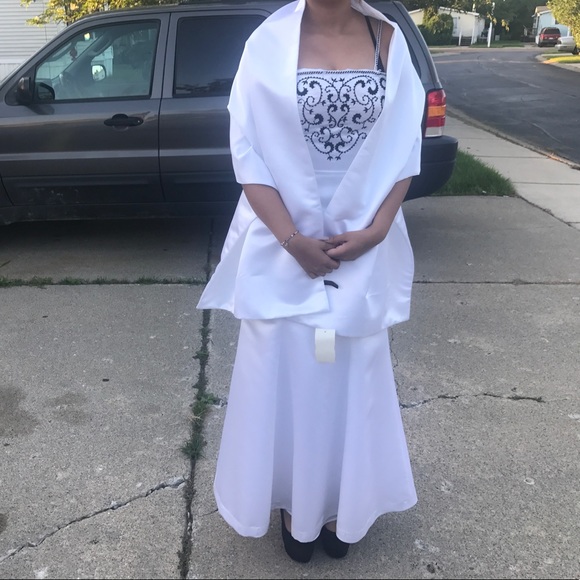 White wedding dress with black beading - Picture 4 of 6