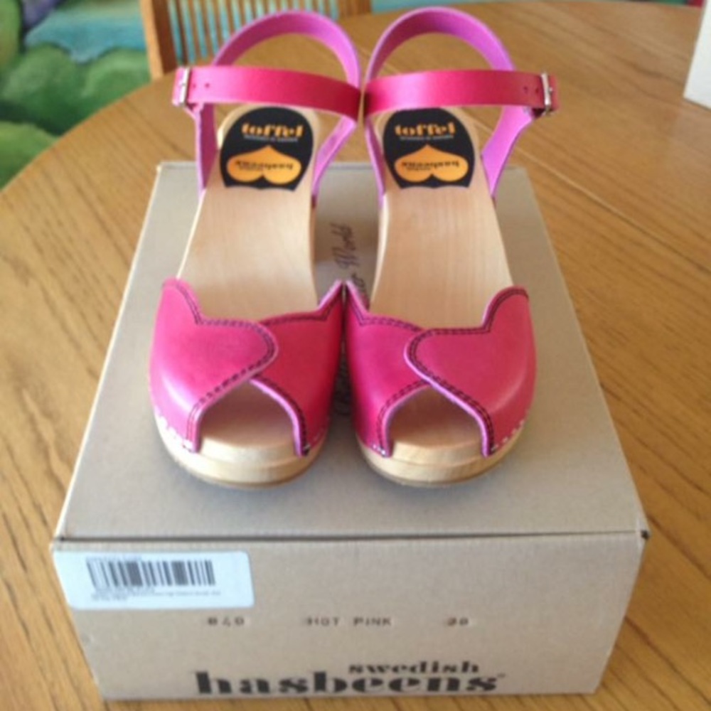 New in box Swedish Hasbeens heart high clogs