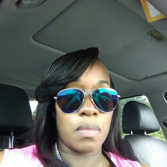 Meet your Posher, Demeka - Picture 2 of 2