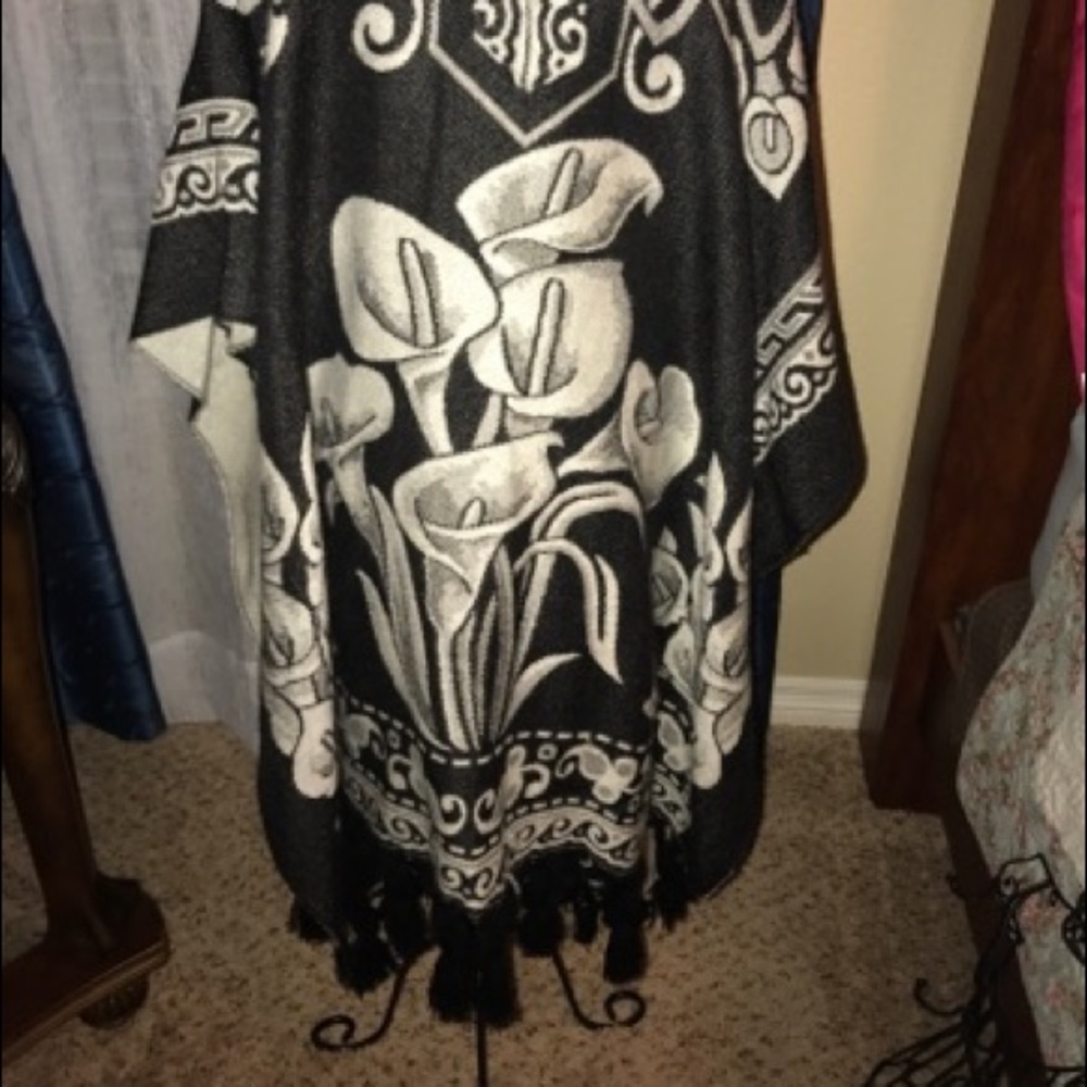 Beautiful Poncho - Picture 2 of 2