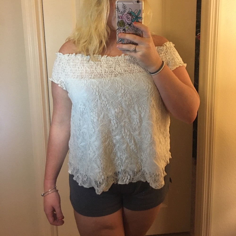 Off the Shoulder, Lace Shirt 🎀👸🏼💕 Size: Large