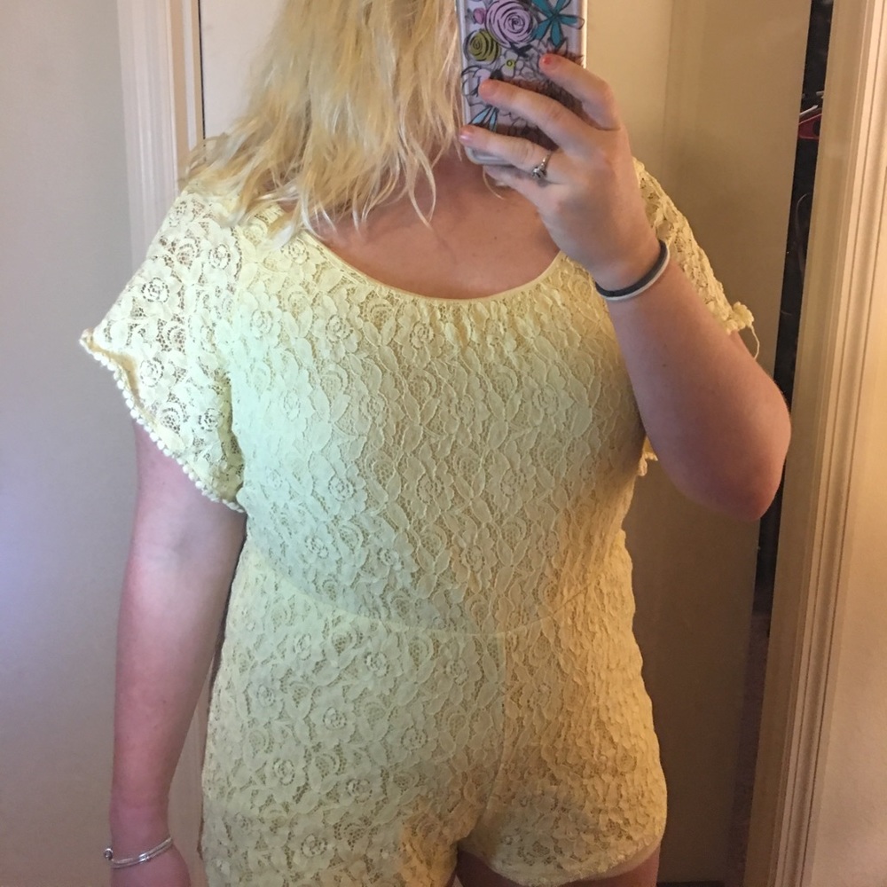 Adorable, Yellow Playsuit 💛🎀👑 Size: Extra Large