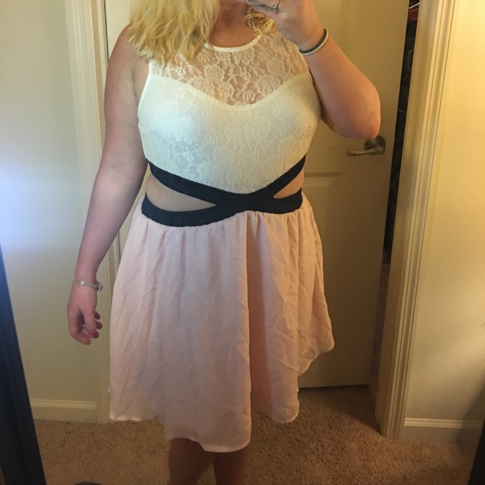 Lacey, Cutout Dress 💕🖤👗 Size: Extra Large