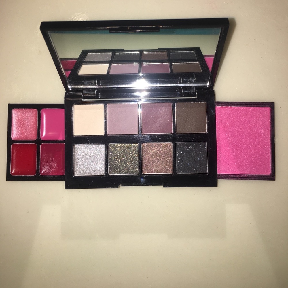 Neiman Marcus Makeup on the go Full Face Pallet