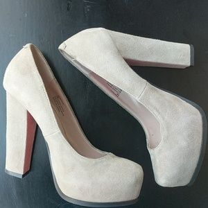 Grey suede betsey johnson ♥️❤️ heel shoes size 6M