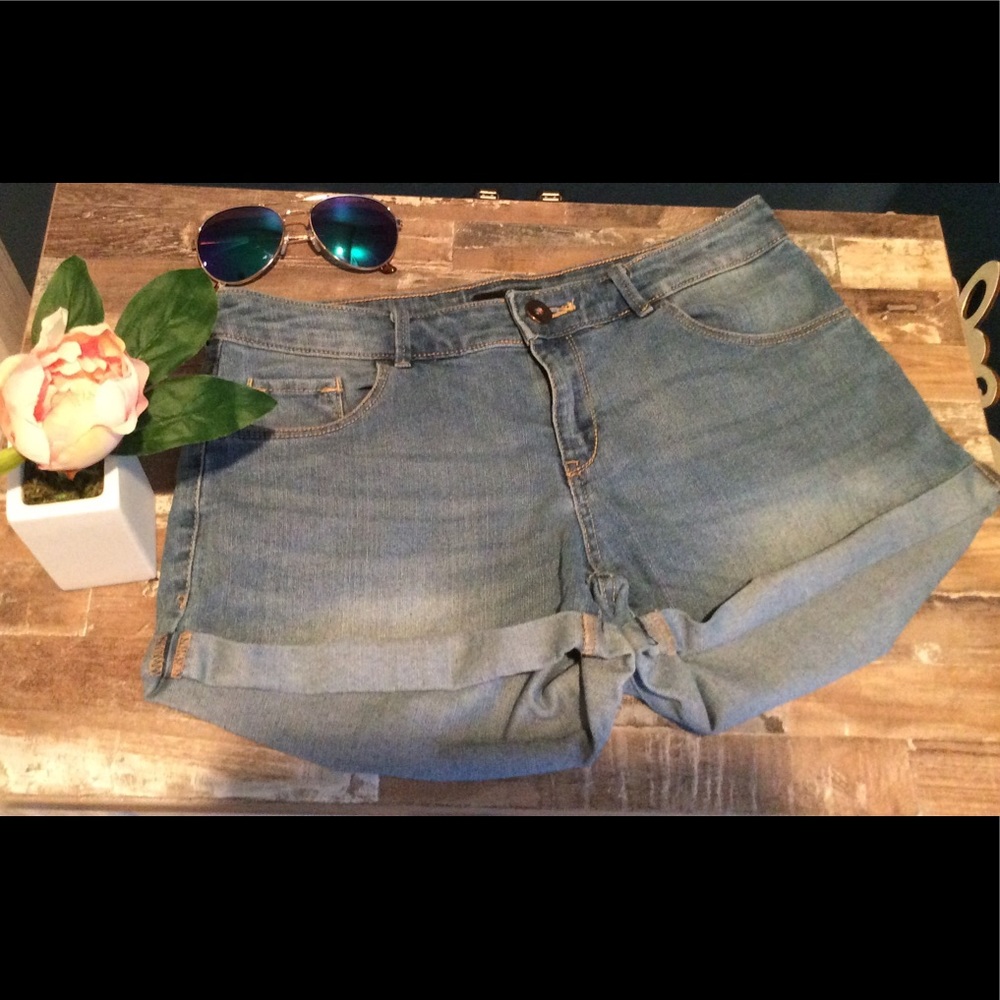 H&M Denim Shorts 💗 Size 6