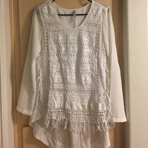 Very cute white top!