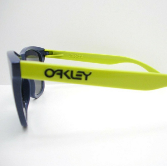 Oakley Frogskins Sunglasses: Limited Edition - Picture 3 of 3