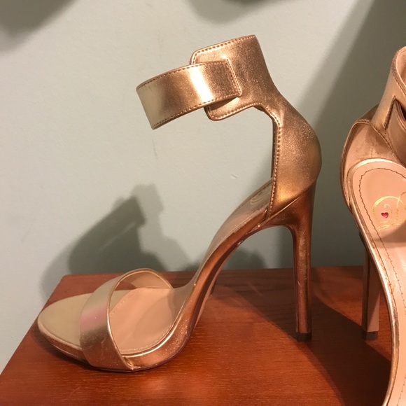 Gold heels - Picture 2 of 4