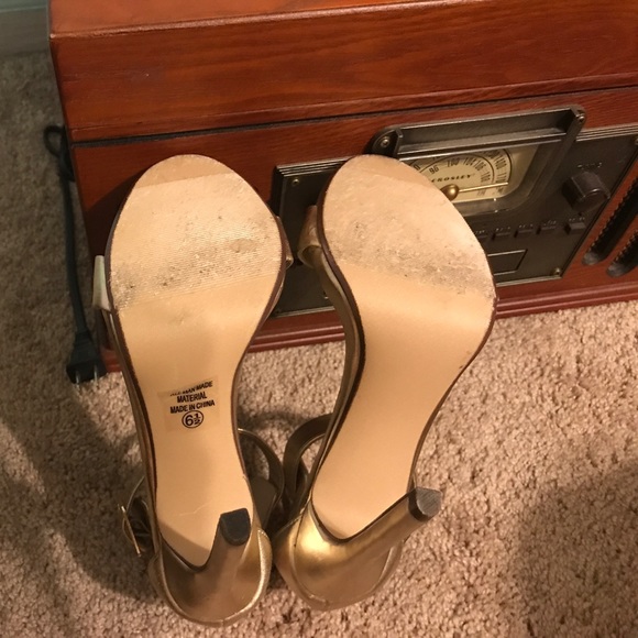 Gold heels - Picture 3 of 4