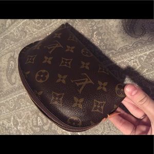 Louis Vuitton cosmetic pouch (monogram canvas)