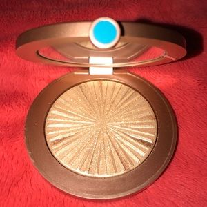 Estee Lauder highlighter.