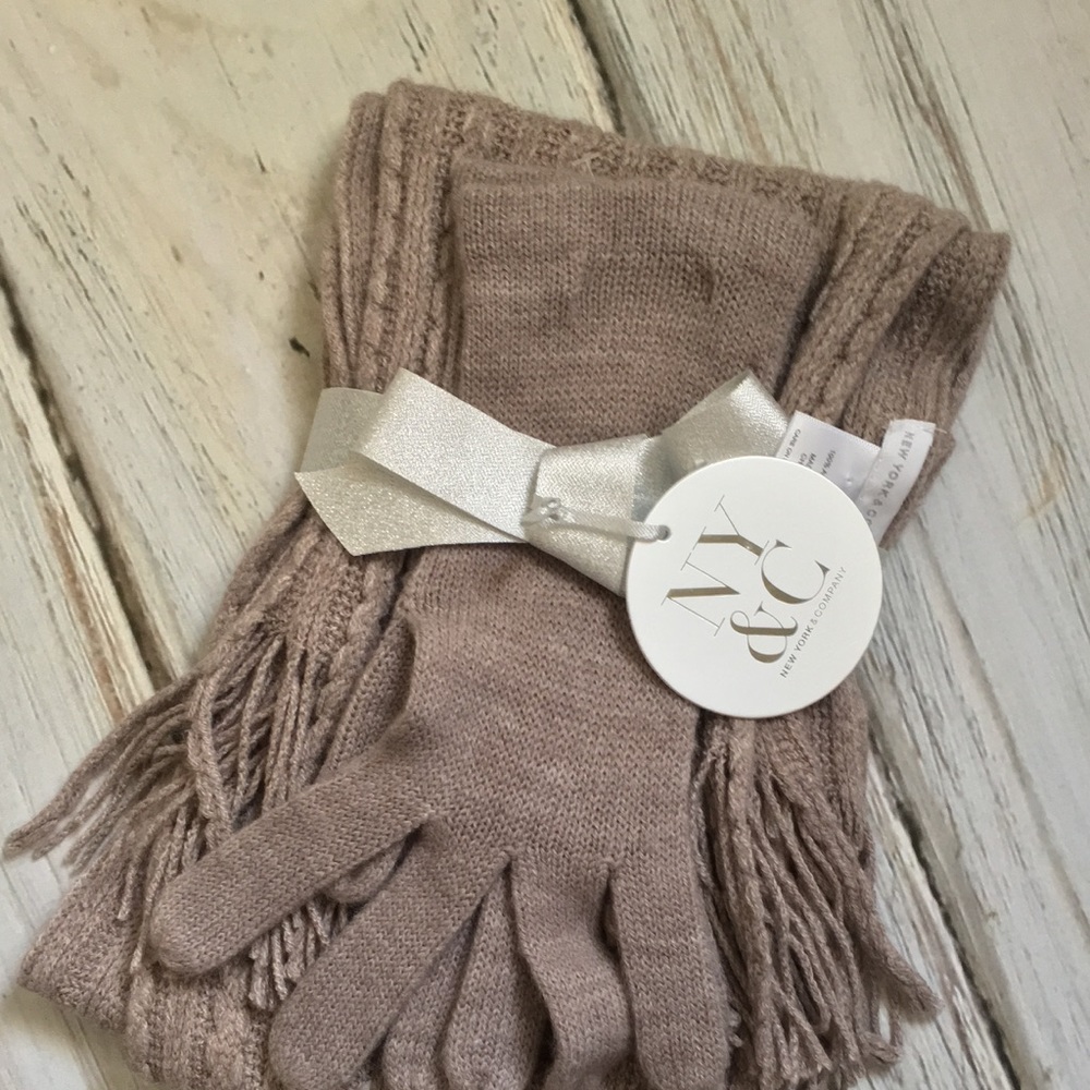 ✨SALE✨NY&CO amazingly soft gloves & matching scarf