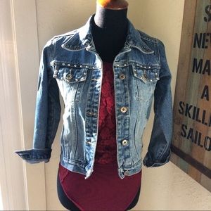 Super cute faded cropped denim jacket w grommets