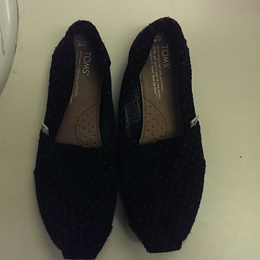 Black with purple polka dot toms.