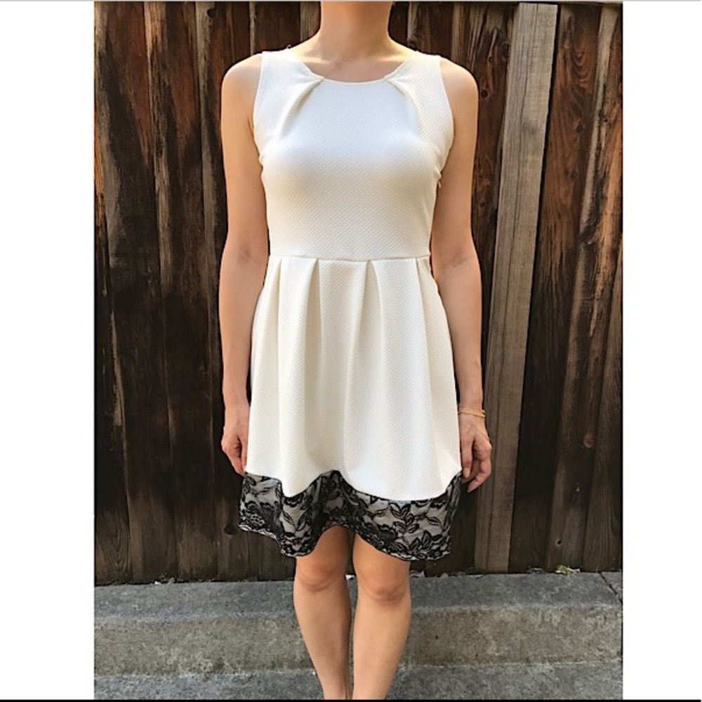 👗White semi formal dress👗with black lace trim