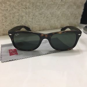 Ray ban sunglasses (practically new)