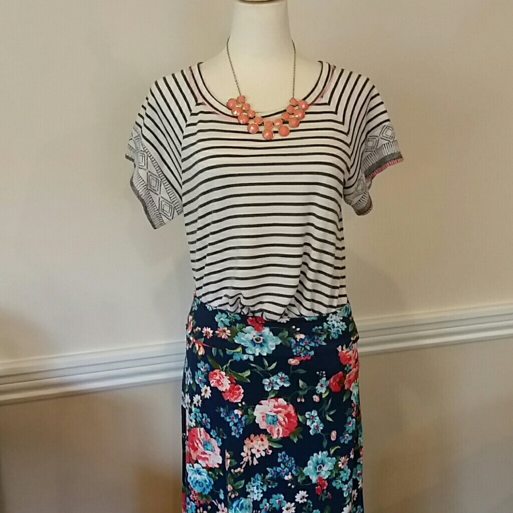 Navy floral maxi skirt - Picture 2 of 4