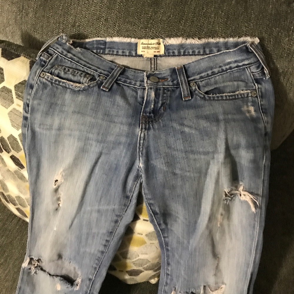 Destroyed a&of low cut jeans - Picture 2 of 3