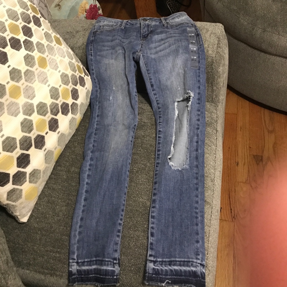 Raw edge ankle jeans