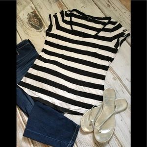 20% off✨Express casual B&W stripped tshirt