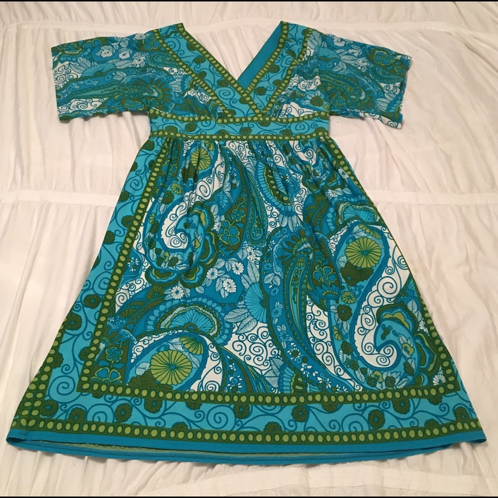 Fun, Colorful v-neck dress with pockets!