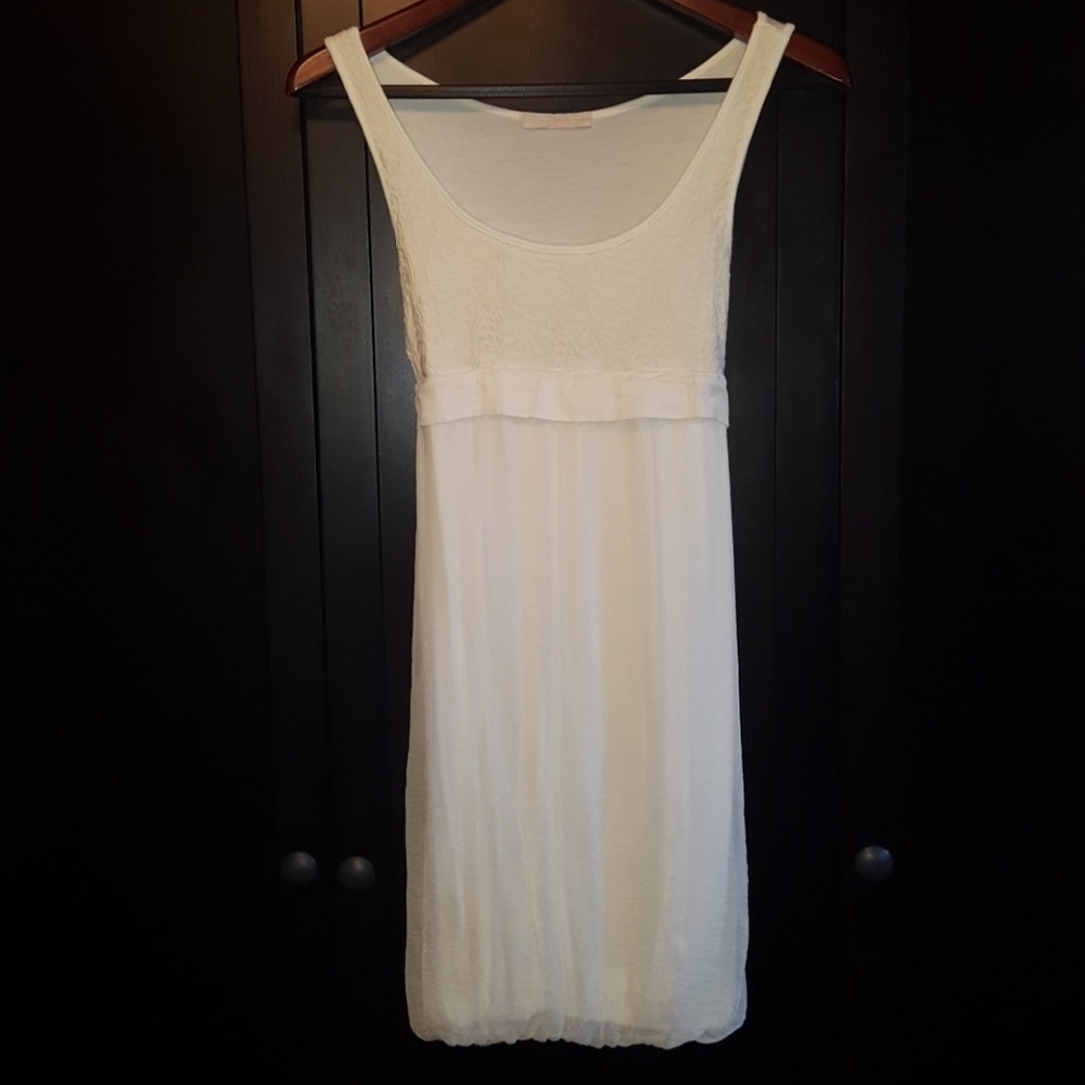 Pretty white just above knee lightweight dress!