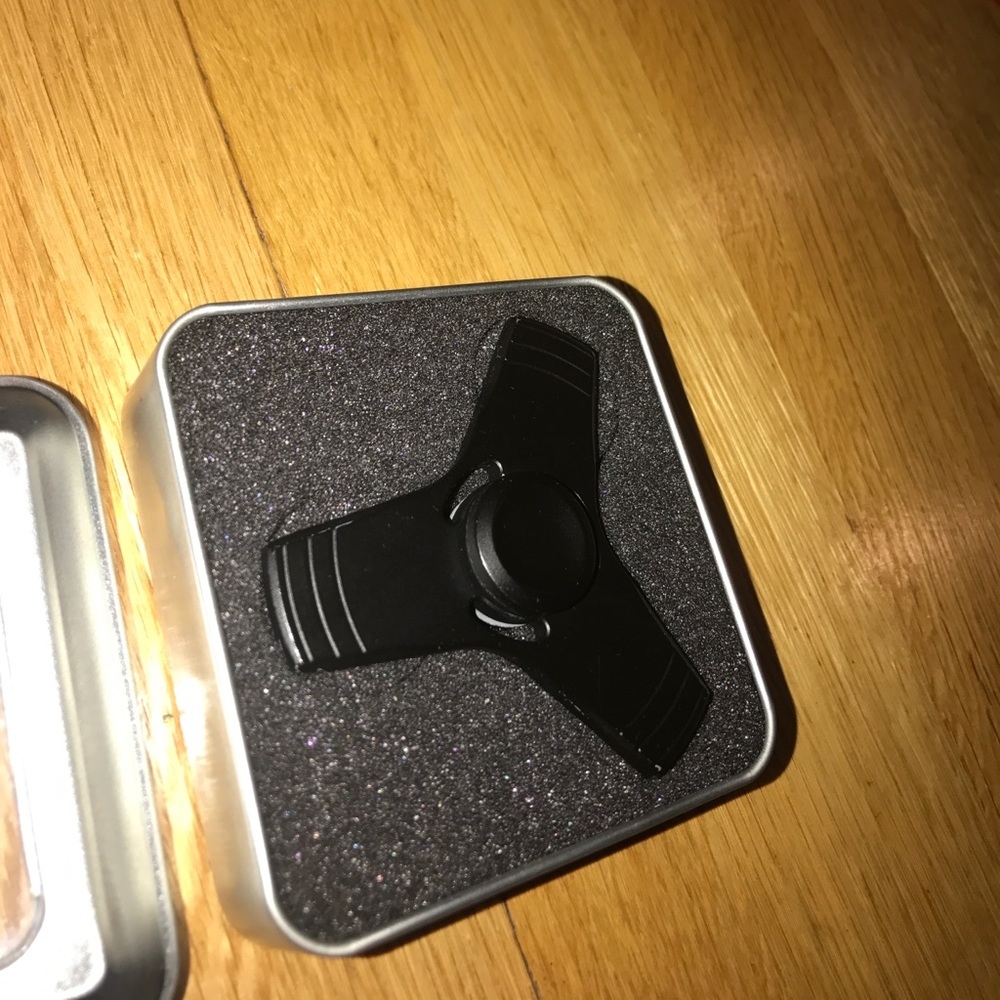 Black metal figit spinner