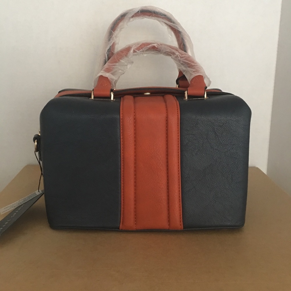 NWT. Fashionable hand bag